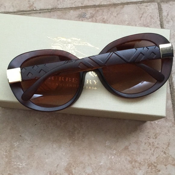 Burberry dark red sunglasses - Picture 11 of 13